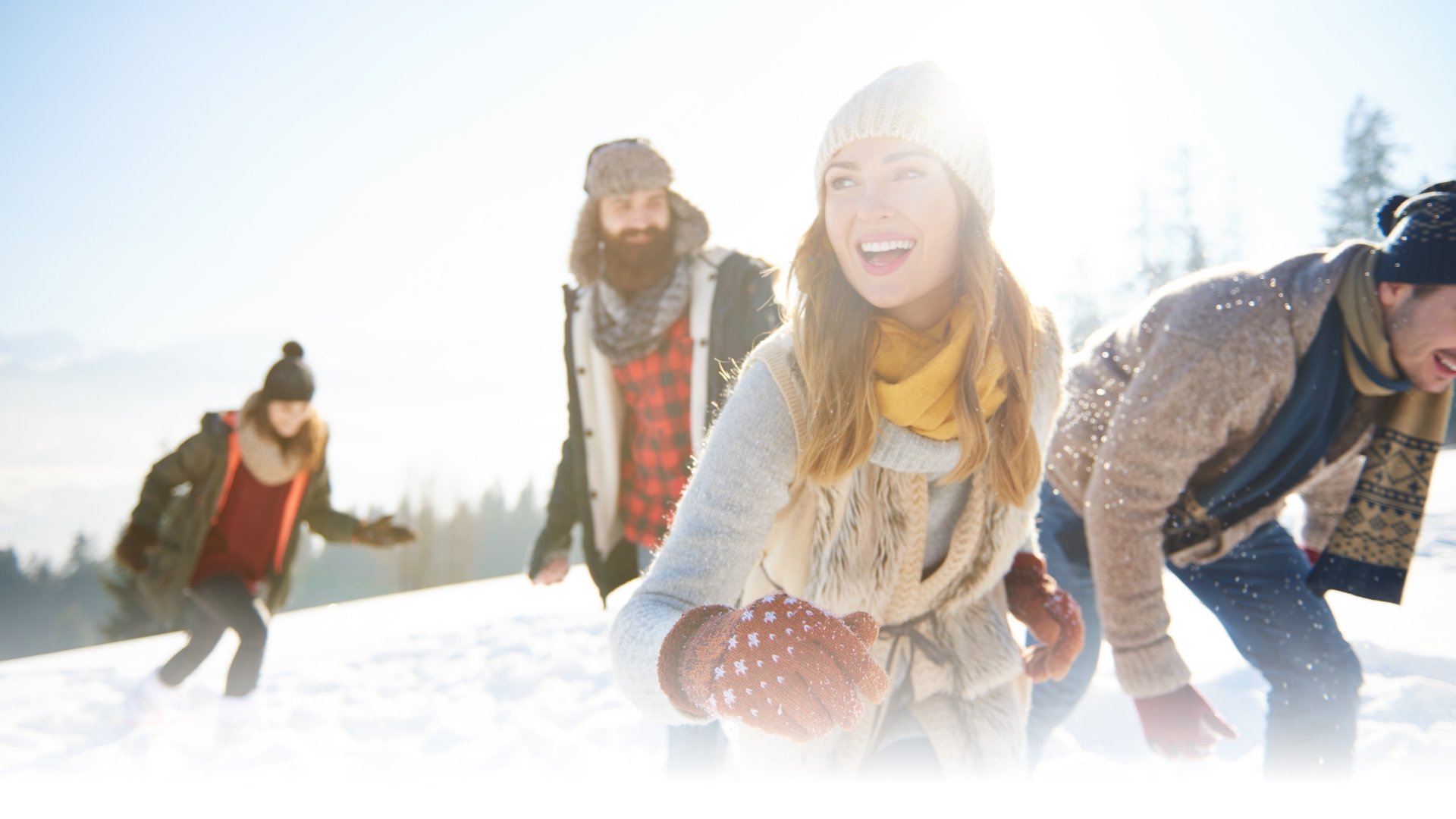 Gruppe junger Menschen ausgelassen im Schnee