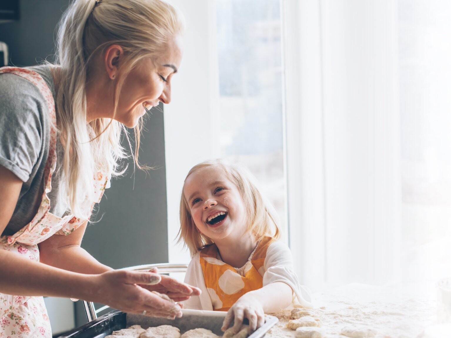 Mutter backt mit Tochter