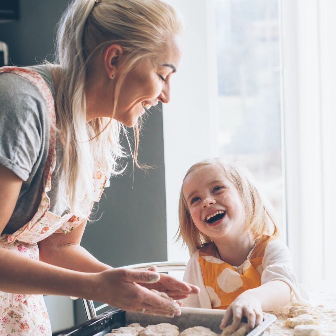 Mutter backt mit Tochter