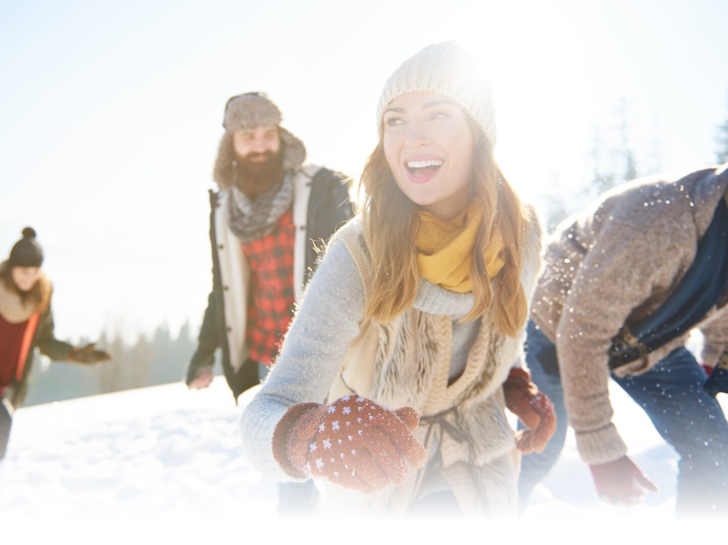 Gruppe junger Menschen ausgelassen im Schnee