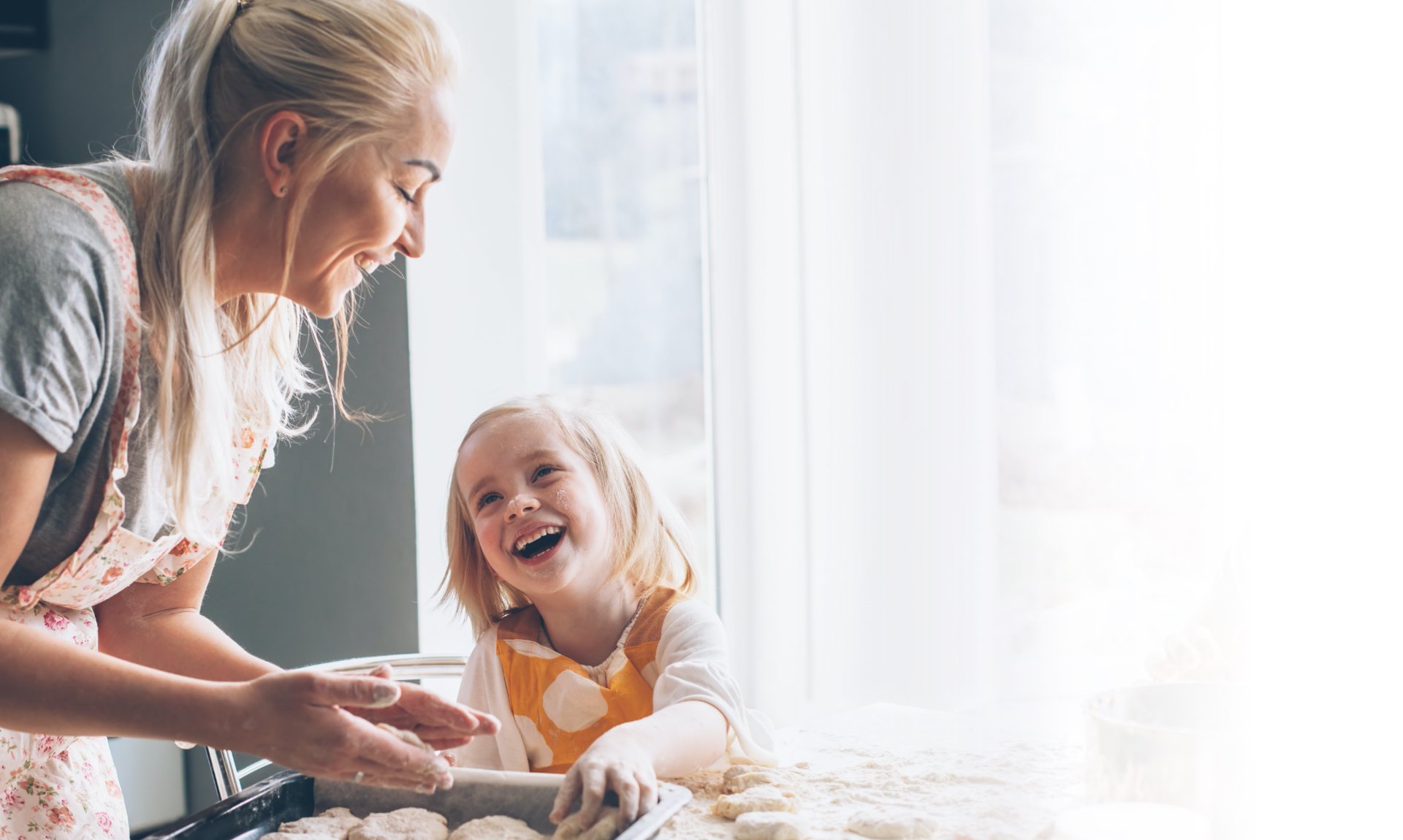 Mutter backt mit Tochter