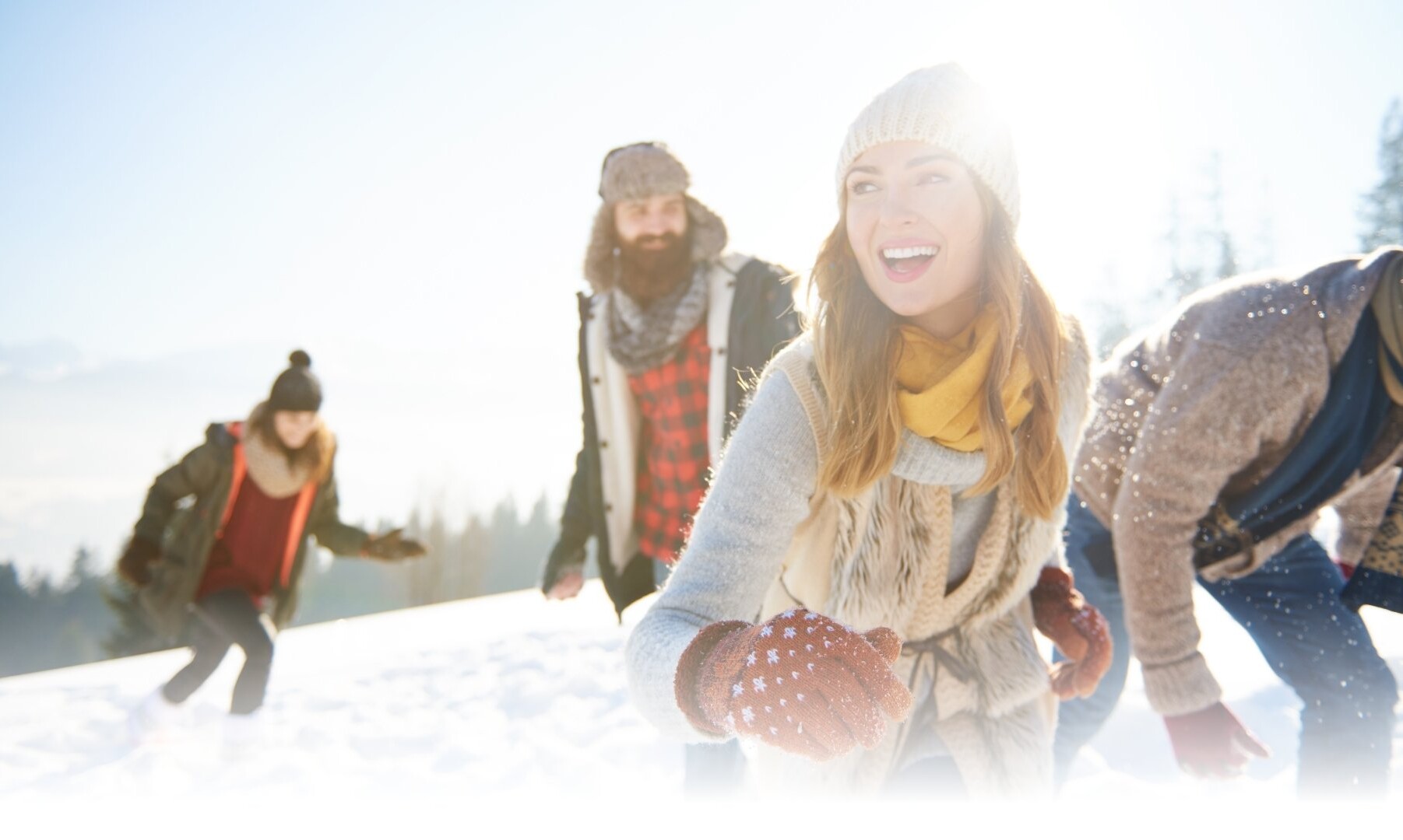 Gruppe junger Menschen ausgelassen im Schnee